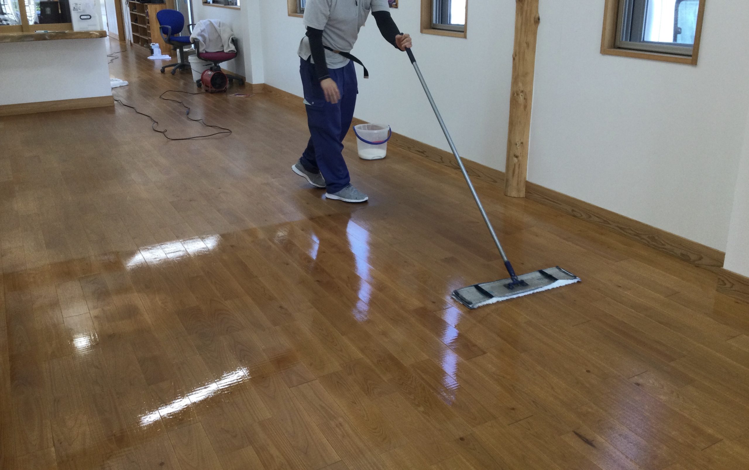 臨時清掃　幼稚園　木床清掃ワックス塗布　ビルクリーニング　南九州市川辺町