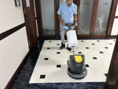 オフィスビル共用部床清掃　鹿児島市千日町